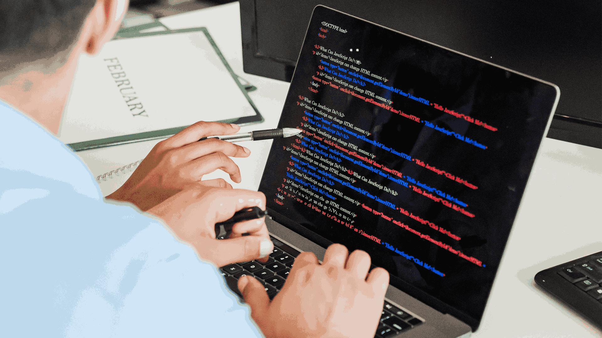 Equipo empresarial mejorando la productividad con scripts de automatización para eliminar tareas manuales y escalar su negocio.